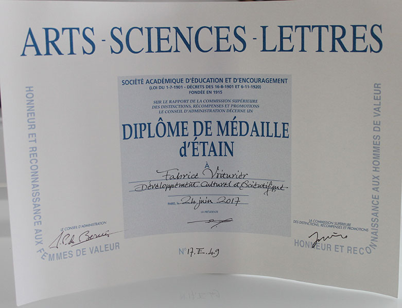 Diplôme de médaille d'étain délivré par l’Académie Arts - Sciences - Lettres